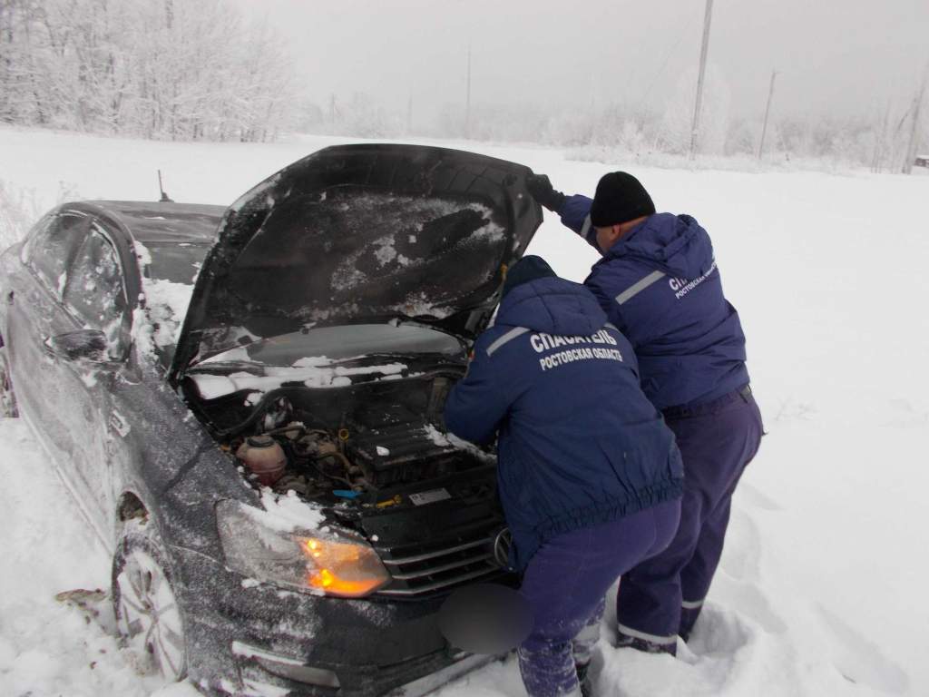 Спасатели Ростовской областной поисково-спасательной службы ежедневно оказывают помощь в ДТП на автодорогах в зимний период