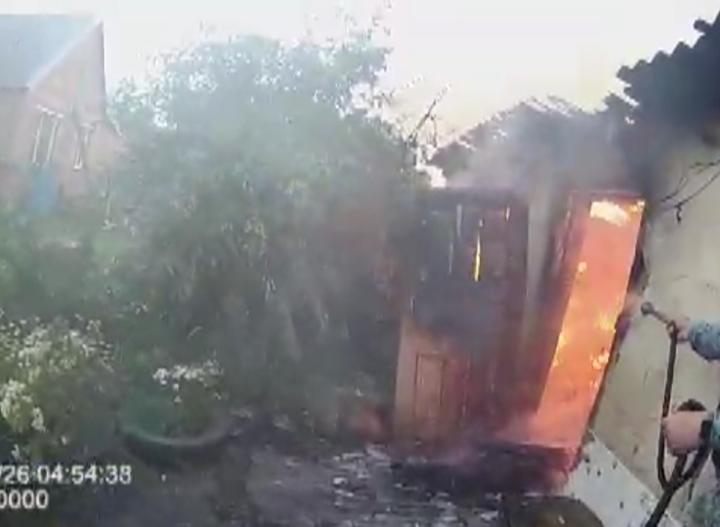 Могли взорваться: в Ростовской области полицейские вынесли из горящего дома 12 газовых баллонов