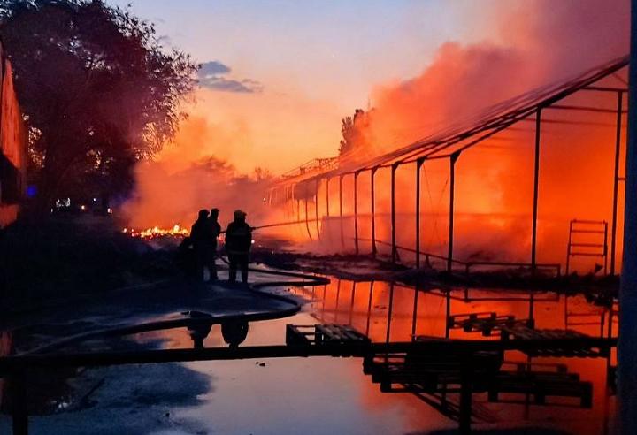 Тушили два часа: склад площадью 1000 кв. метров сгорел в Ростове