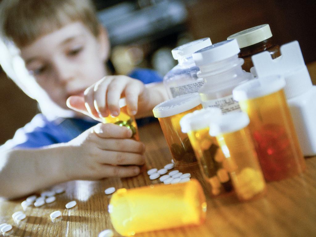 Безопасность ребенка: как хранить лекарства в доме