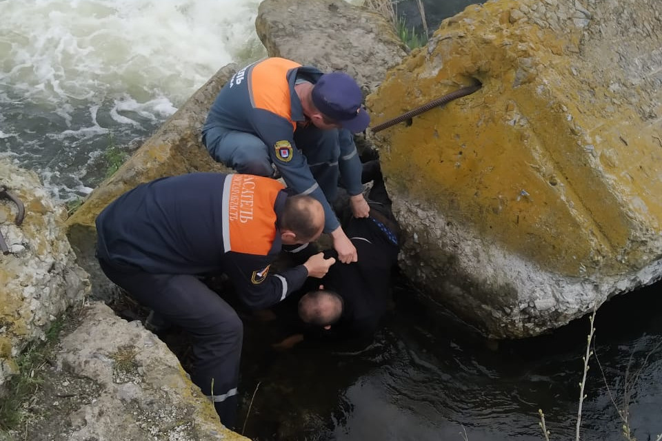 Донские спасатели приехали вытаскивать труп из реки, а он «ожил»