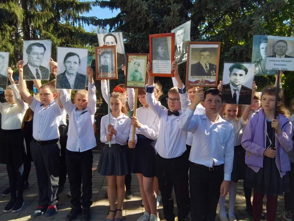 В школах Кашарского района прошли тематические линейки «Бессмертный полк»