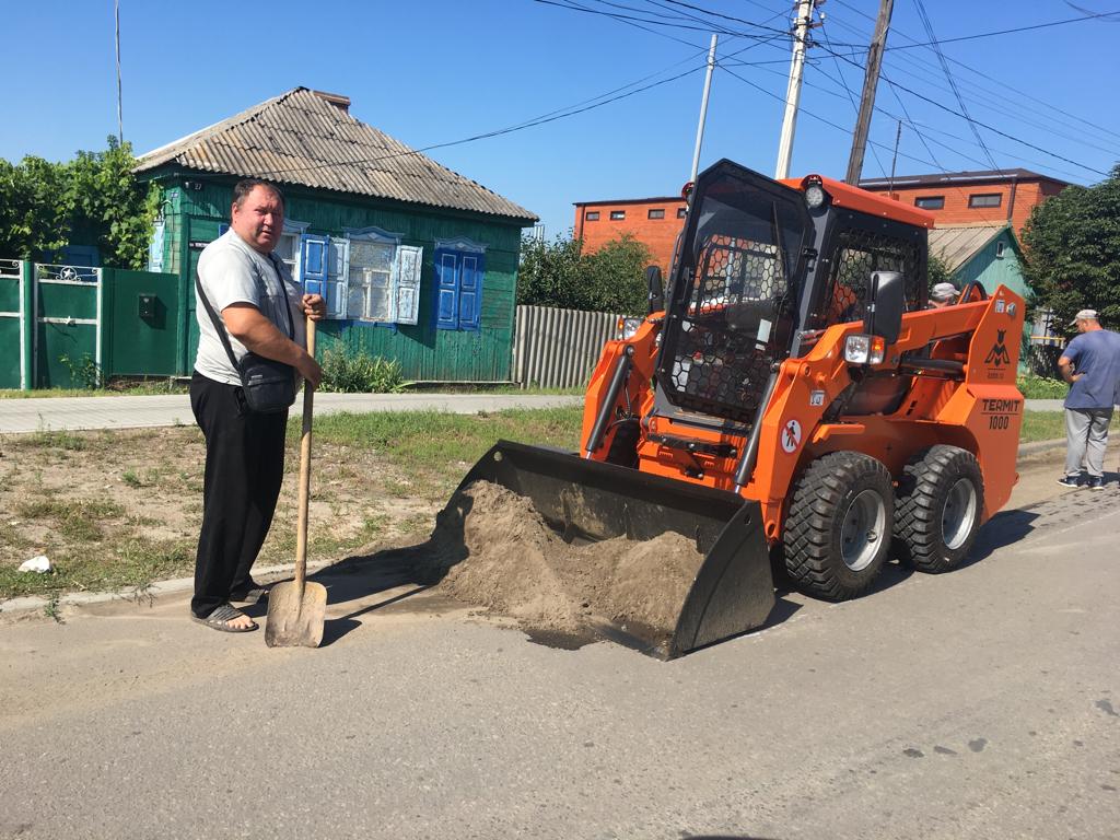 Мини-трактор «Беларус» в действии: в Кашарах на дорогах проводят уборку