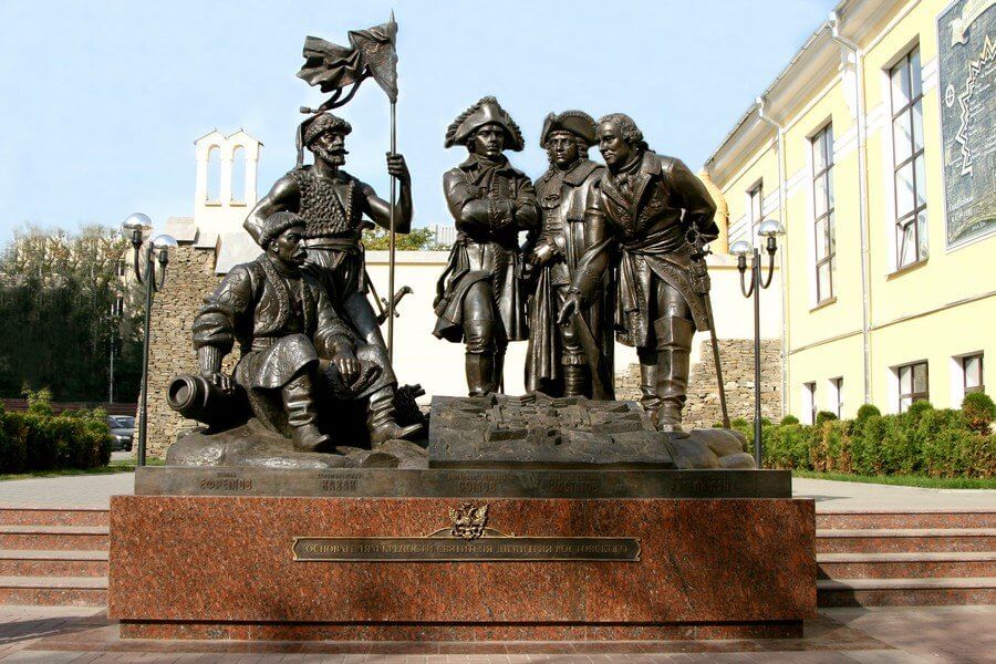 Памятник основателям крепости в Ростове