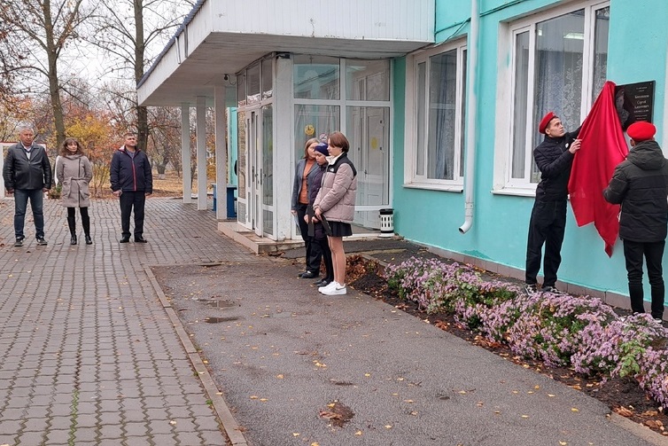 Чтобы помнили: в Киевской школе открыли памятную доску в честь погибшего защитника Отечества