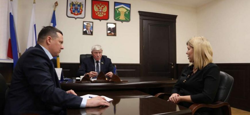 В.Н. Василенко, заместитель председателя Законодательного Cобра­ния Ростовской области, провел приём граждан