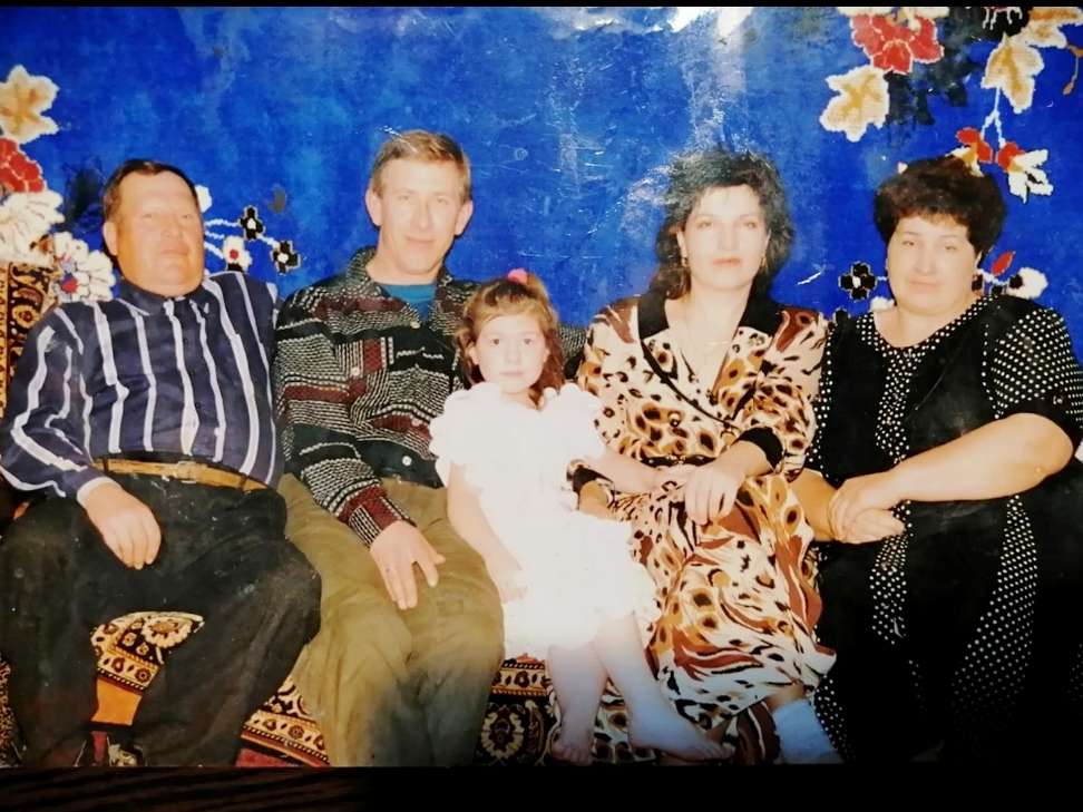 Елена Георгиевна с маленькой дочерью, мужем и родителями