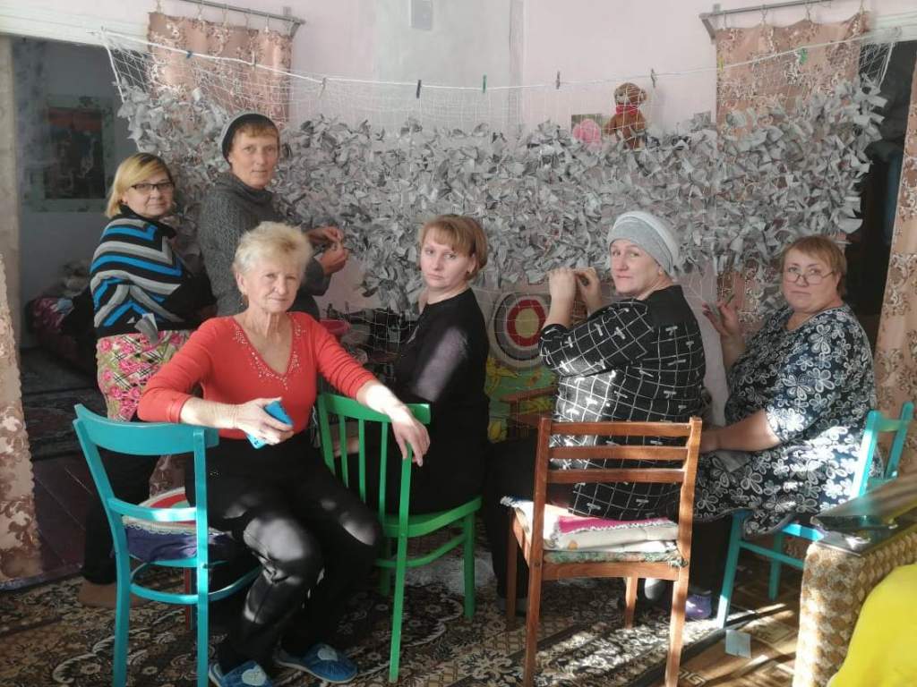 Узелки для победы: в Сариновке для участников спецоперации плетут маскировочные сети