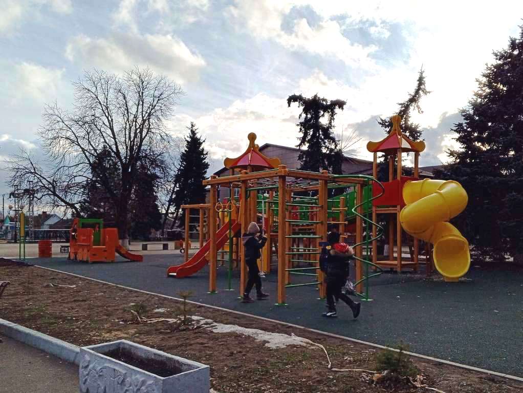 В центре слободы Кашары установили новую детскую площадку