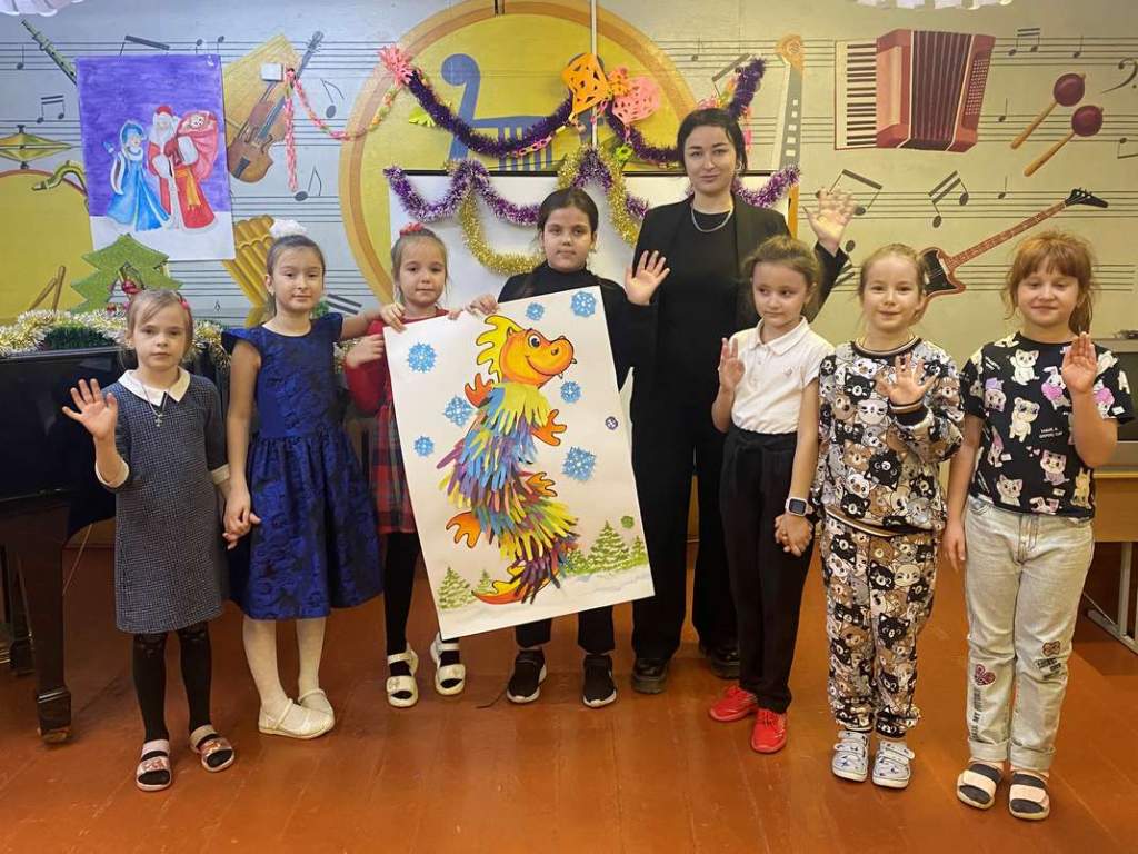 Дракон из детских ладошек: в ДШИ Кашарского района показали мастер-класс по изготовлению праздничного плаката