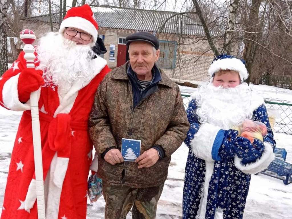 Русский детский Дед Мороз: Кривошлыковские школьники поздравили односельчан с Новым годом