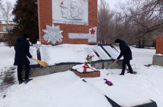 Талловеровские школьники очистили памятник воинам-землякам от снега
