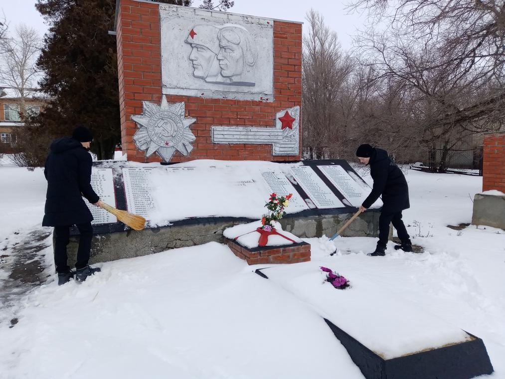 Территорию памятника воинам-землякам очистили от снега в Талловерове