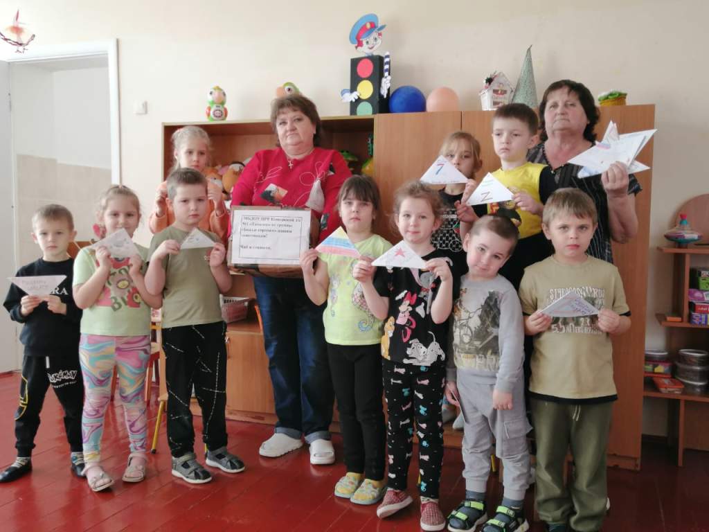 Коллектив Кашарского детсада «Тополек» собрал гуманитарную помощь для солдат