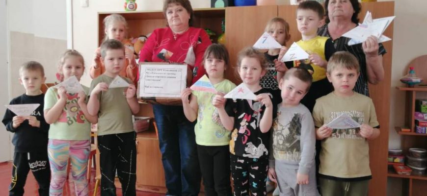 В акции "Помощь солдатам" приняли участие коллектив, родители и воспитанники Кашарского детского сада "Тополек".