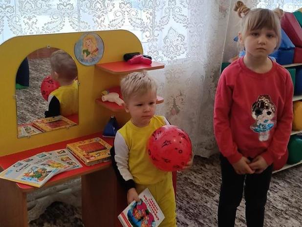 Пономаревские малыши с подарками