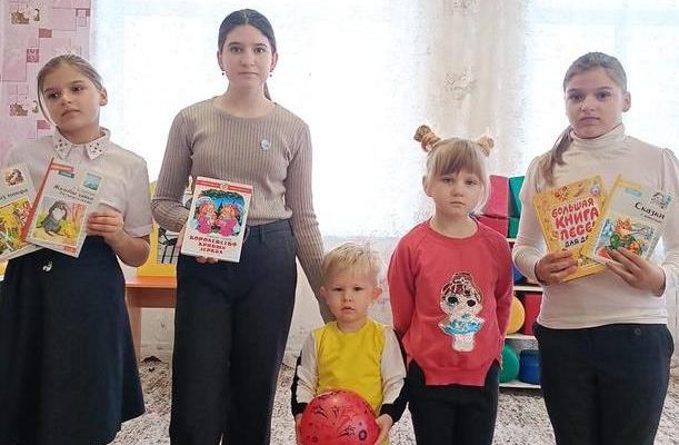 Новые книжки малышам подарили Пономаревские школьники