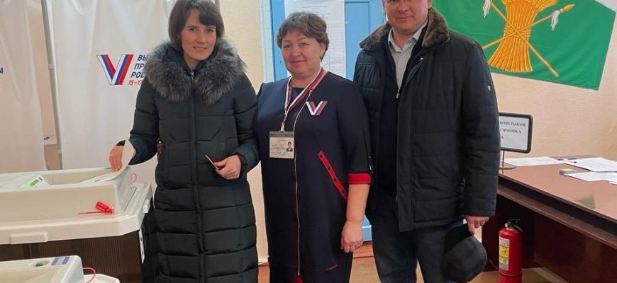 Глава Администрации Кашарского района проголосовал на выборах Президента РФ