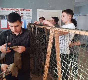 Старшеклассники Кашарской школы включились в процесс плетения маскировочных сетей