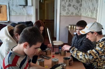 Весенние каникулы пономаревские школьники провели с пользой. В это время в школе работала пришкольная оздоровительная площадка, на которой дети уже 9-й раз готовили гуманитарную помощь бойцам в зону СВО.