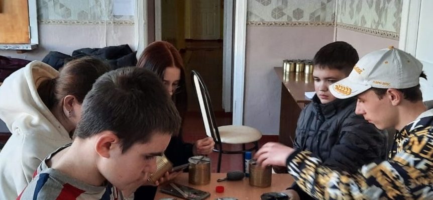 Весенние каникулы пономаревские школьники провели с пользой. В это время в школе работала пришкольная оздоровительная площадка, на которой дети уже 9-й раз готовили гуманитарную помощь бойцам в зону СВО.