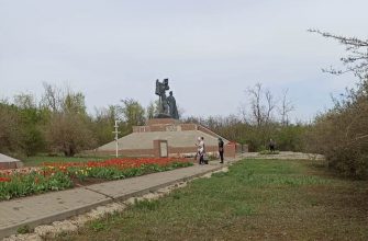 В Пономареве территорию вокруг памятника Подтелкову и Кривошлыкову привели в порядок