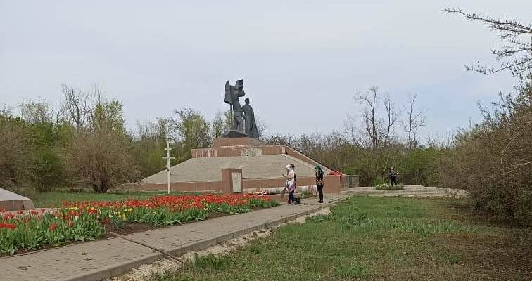 В Пономареве территорию вокруг памятника Подтелкову и Кривошлыкову привели в порядок