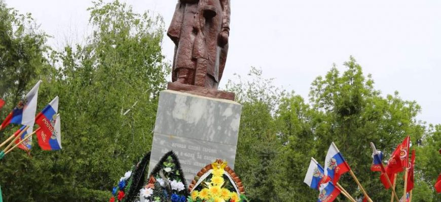 Работа по замене гранитных плит мемориала героям ВОВ в Кашарах уже ведется