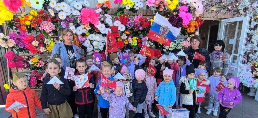 Дети и воспитатели Кашарского детского сада "Тополек" поздравляют солдат с наступающим праздником Днём победы!