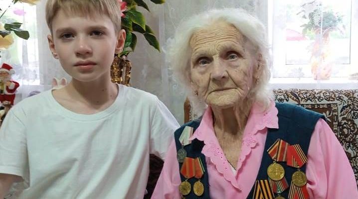 Ветеран ВОВ Валентина Митрофановна Черненкова с внуком Артемом
