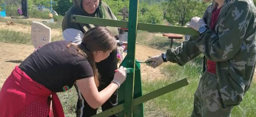 Вместо гаджетов – добрые дела: воспитанники из СРЦ Кашарского района убрали могилы ветеранов ВОВ
