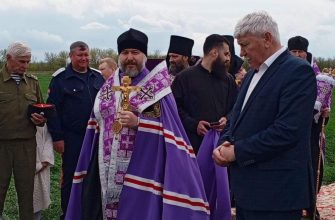 Молебен о даровании урожая провел епископ Симон на полях СПК Киевский Кашарского района.