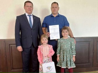 Семья Крисаловых получила социальную выплату на приобретение жилья