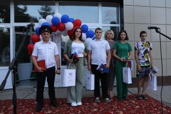В центре слободы Кашары прошёл праздничный концерт, посвященный Дню России.