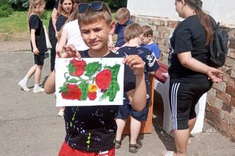 Работники МБУК «Дом культуры Кашарского сельского поселения» провели акцию «Рисуем лето».