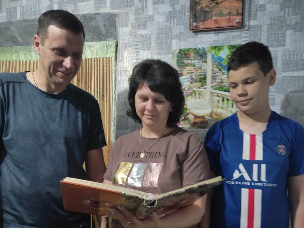 В Кашарском районе в рамках проекта «Семейные выходные» Верхнекалиновским СДК был организован флэш-моб «Загляни в семейный альбом».