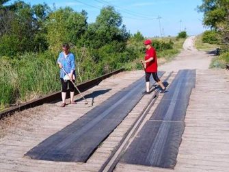 Вяжинские волонтеры организовали субботник по уборке моста