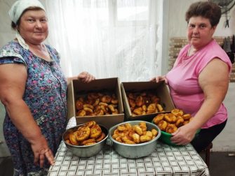 Пирожки для бойцов СВО приготовили соцработники Кашарского района