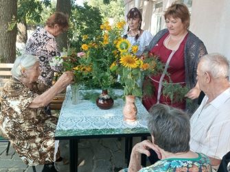 Выставку цветочных композиций организовали в Первомайском социально-реабилитационном отделении Кашарского района