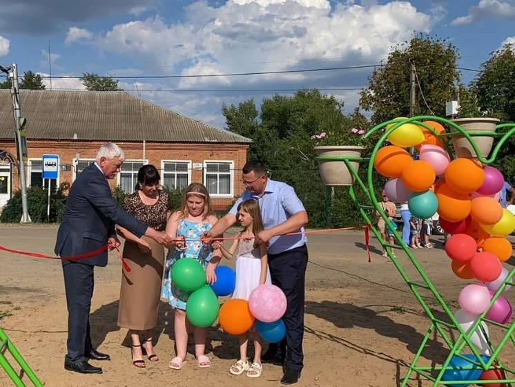 В центре села Сариновка Кашарского района открыли детскую площадку.