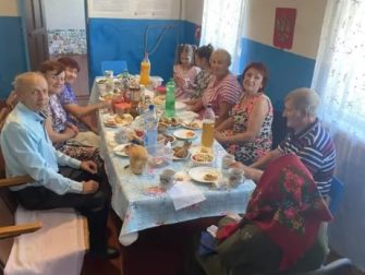 В сельском клубе хутора Ольхового Вяжинского сельского поселения жители старшего поколения собрались на посиделки.