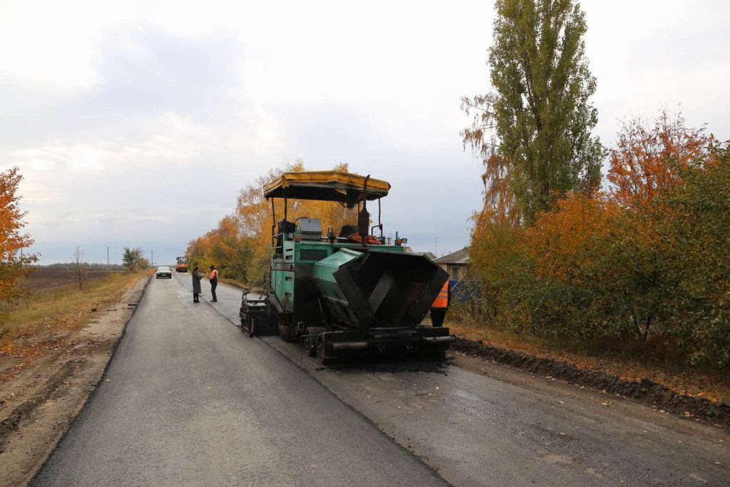 В х. Вяжа Кашарского района на улице Садовой идет ремонт поселковой автодороги.