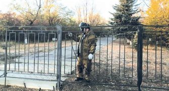 В х. Пономарев Кашарского района были вырваны два пролета металлического ограждения территории памятника Подтелкову и Кривошлыкову