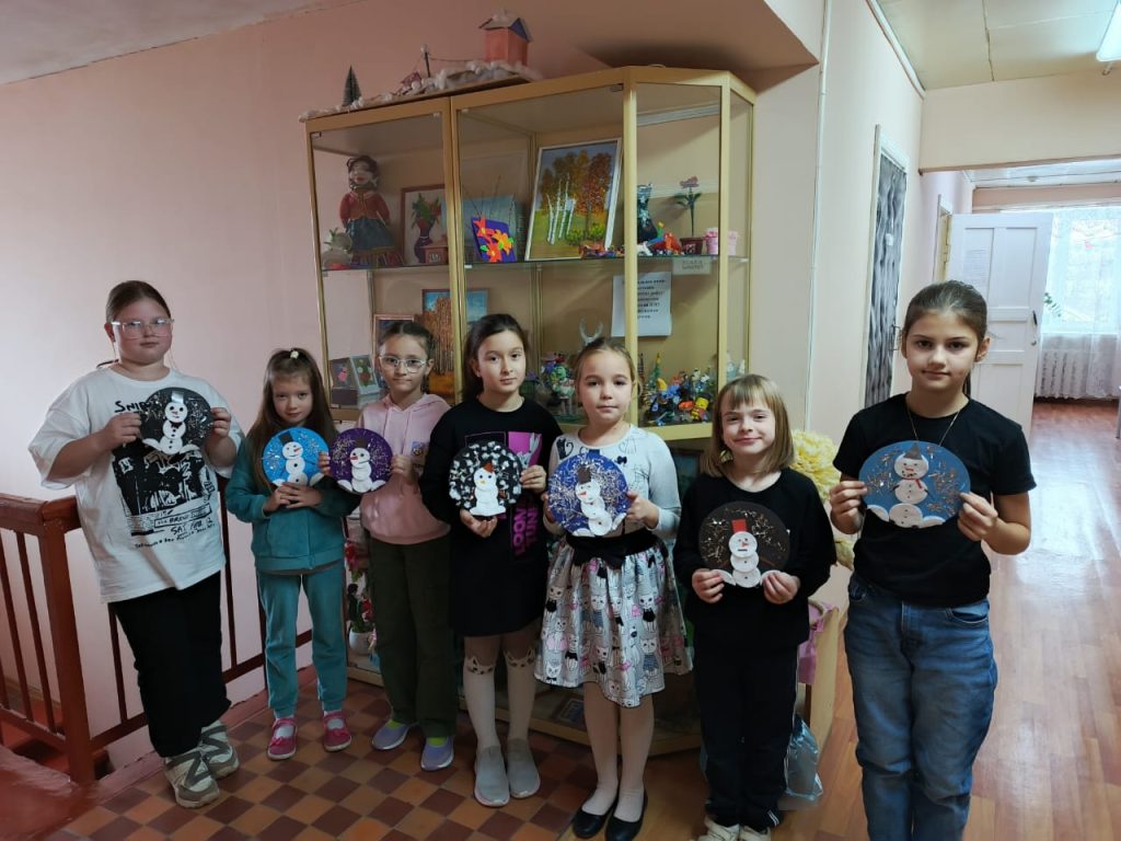 Мастер-класс по изготовлению игрушки «Снеговик» показали в школе искусств Кашарского района