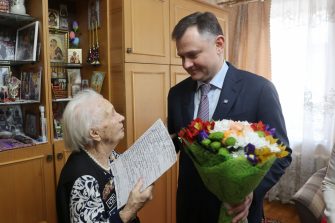 Слюсарь вручил медаль к 80-летию Победы ростовчанке Клавдии Сисюкиной