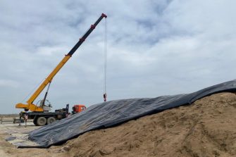 С полигона под Семикаракорском начали вывозить замазученный песок