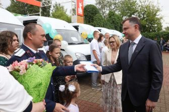 Юрий Слюсарь подарил многодетным семьям Дона новые автомобили