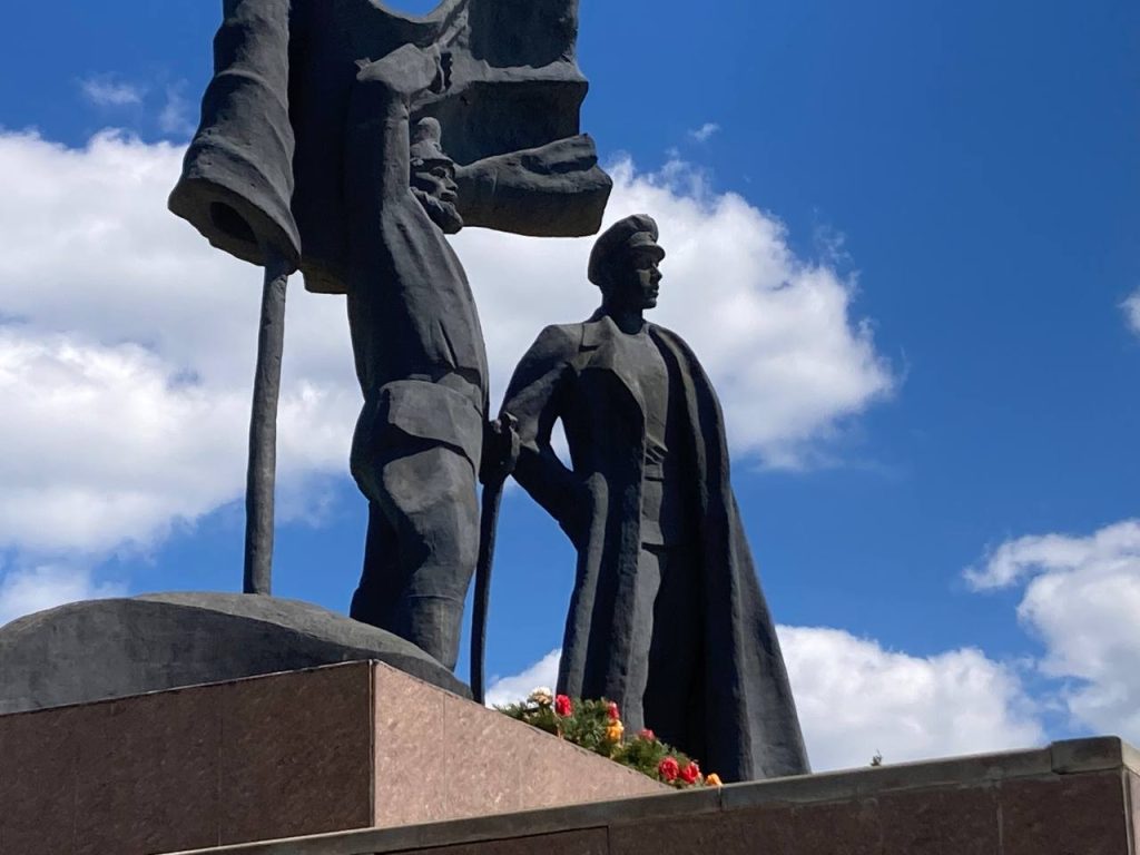В хуторе Пономареве у памятника Ф. Подтелкову и М. Кривошлыкову состоялся торжественный митинг, посвященный 107 годовщине трагической гибели казаков