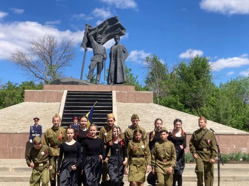 В хуторе Пономареве у памятника Ф. Подтелкову и М. Кривошлыкову состоялся торжественный митинг, посвященный 107 годовщине трагической гибели казаков