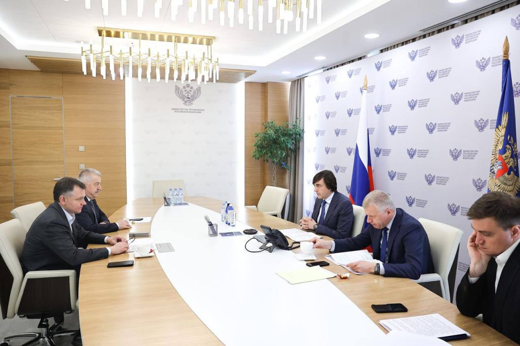 Слюсарь обсудил с министром просвещения РФ планы по строительству новых школ на Дону